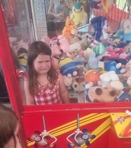 ▲▼小女孩被困在夾娃娃機裡面。（圖／翻攝自Facebook／Melanie Pike）
