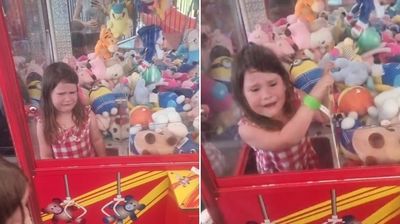 4歲女孩被姐慫恿「偷夾娃娃機玩偶」出不來崩潰大哭　媽只顧拍和笑