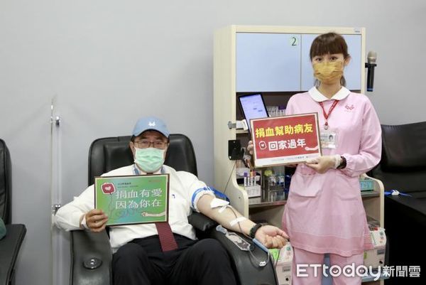 ▲台南市長黃偉哲親自捲袖響應捐血活動，並呼籲市民朋友踴躍捐血，在長達10天年節中能協助有緊急需求的病友。（圖／記者林悅翻攝，下同） 