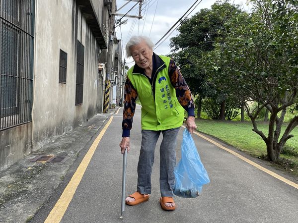 ▲「新竹最強阿嬤」98歲當環保志工　連續7年拿下全勤。（圖／新竹市府提供）