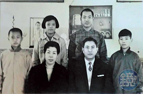高大成（左）家裡共6名成員，包括父、母、兄、姊與弟弟，父親高光清（右前）是眼科名醫。（高大成提供）