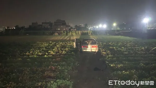 ▲南投一名老翁開車時為了撿眼鏡，導致車輛撞擊標誌桿再撞擊路旁水泥柱後，直衝入田中央。（圖／記者高堂堯翻攝）