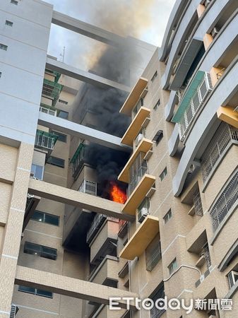 ▲台南市永康區復國路1處集合住宅大樓發生火警，14樓建物於9樓有火煙冒出，119出動復興消防分隊等16車33人前往搶救，火勢雖迅速撲滅，惟不幸造成1名95歲行動不便男子死亡。（圖／民眾提供，下同）