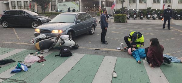 ▲▼金門縣政府前車禍！汽車撞飛機車，母遭撞暈倒地...女兒嚇哭。（圖／記者林名揚翻攝）