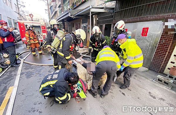 ▲桃園市八德區介壽路二段民宅今（23）日清晨生火警，桃園市消防局救出1名男子送醫急救。（圖／記者沈繼昌翻攝）