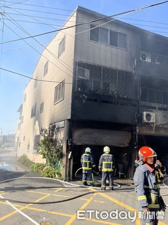 ▲▼風大助長火勢，大甲3棟透天厝民宅1樓燒得精光。（圖／消防局提供，下同）