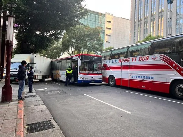 ▲▼         天母車禍    。（圖／翻攝靠北天母幫）