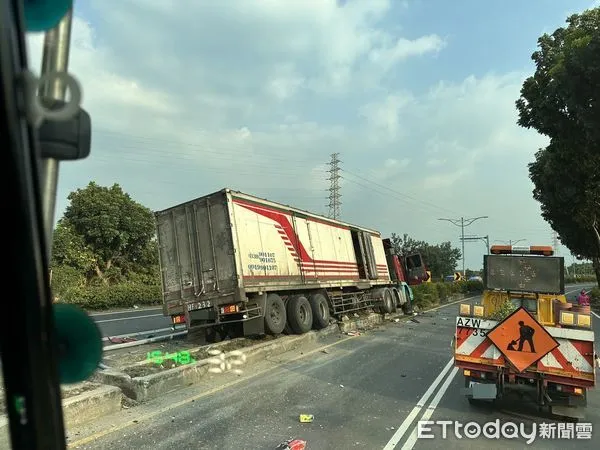 ▲▼一名司機酒駕開聯結車，結果開上中央分隔島，受困其中。（圖／記者陳崑福翻攝）