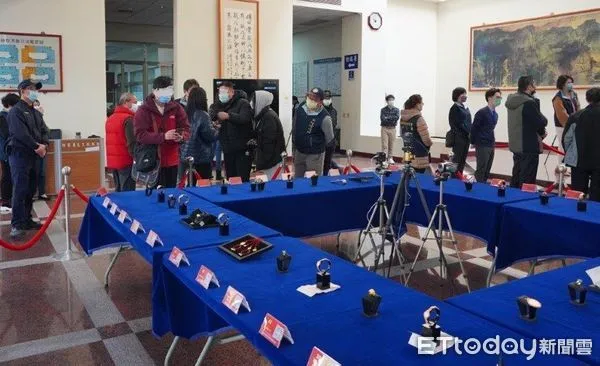 ▲精品名錶搶先看　新竹分署名錶「拍前鑑賞」一早就出現排隊。（圖／新竹分署提供）