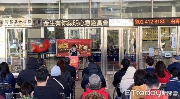 ▲精品名錶搶先看　新竹分署名錶「拍前鑑賞」一早就出現排隊。（圖／新竹分署提供）