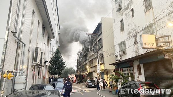 ▲桃園市八德區介壽路二段民宅今（23）日清晨發生大火，警消趕以火場灌救，引起不少路人圍觀。（圖／記者沈繼昌翻攝）