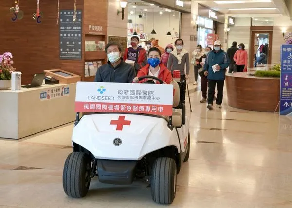 ▲張吉村捐贈緊急醫療專車造福往來機場旅人