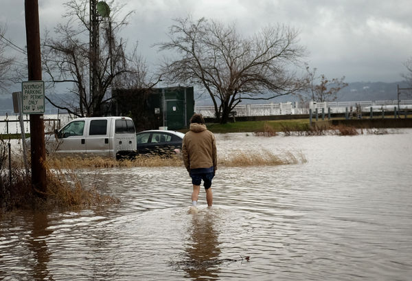 ▲▼美國紐約州皮爾蒙特（Piermont）的哈德遜河（Hudson River）23日因冬季風暴導致河水氾濫，一名男子試圖涉水取回他的卡車。（圖／路透）