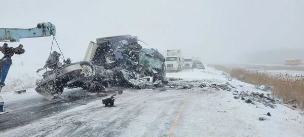 ▲▼加拿大也受到冬季風暴影響，數十萬戶停電，安大略省401號與402號省道沿線23日因下雪路面濕滑，發生嚴重連環車禍。（圖／路透）