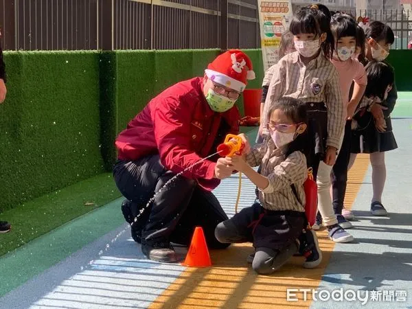 ▲新市區公所在吉的堡幼兒園舉辦「2022防災減災平安YA！」活動，邀請新市消防分隊一同前進校園擔任關主，讓現場約300多名師生，學習各項防火防災知識。（圖／記者林悅翻攝，下同）