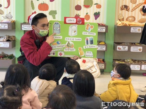 ▲新市區公所在吉的堡幼兒園舉辦「2022防災減災平安YA！」活動，邀請新市消防分隊一同前進校園擔任關主，讓現場約300多名師生，學習各項防火防災知識。（圖／記者林悅翻攝，下同）