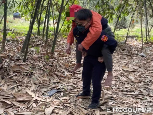 ▲雲林8旬翁離家失蹤，猛警於果園尋獲直接「揹下來」。（圖／記者蔡佩旻翻攝）