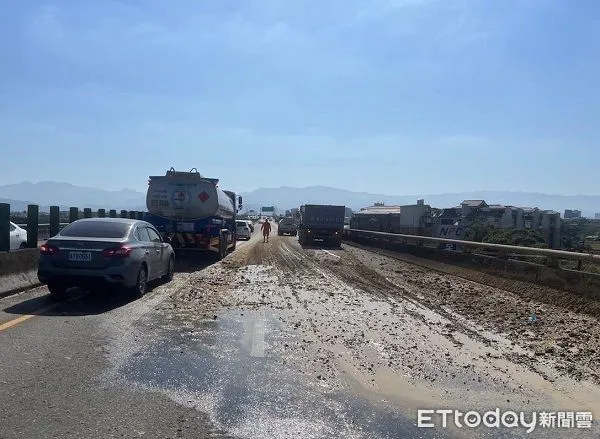 ▲砂石車行經台66線因砂石滲漏散落外車道及路肩。（圖／平鎮警分局提供）