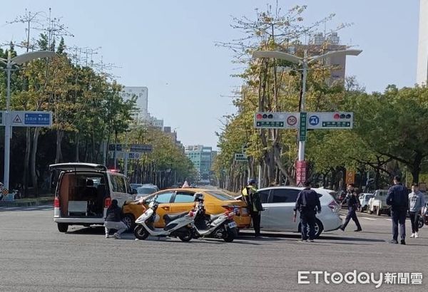 ▲計程車疑未禮讓值勤中的救護車，猛力撞上後，後方的車輛也追撞上。（圖／記者許宥孺翻攝）