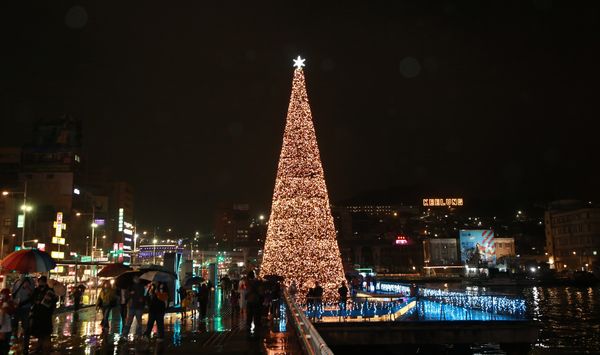 ▲國門廣場外的「透明的港口」展覽，而夜間18公尺高的LED聖誕樹點燈後發出耀眼光芒。（圖／翻攝自基隆旅遊網）