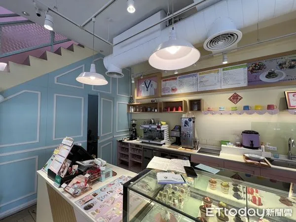 ▲斗六網紅甜點「恬恬屋」專為節日設計麋鹿、耶誕樹、雪球人等多款應景糕點，充滿耶誕佳節氛圍。（圖／記者蔡佩旻翻攝）