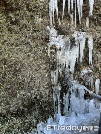 ▲▼海拔2600多公尺的台東縣南橫公路東段埡口沿線，今日低溫僅有攝氏1-2度，山區幾條小瀑布全都結冰。（圖／記者楊漢聲攝）