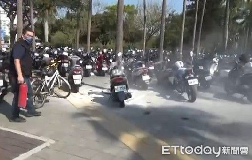 ▲台南公園前機車停放處，有1部機車突冒煙起火燃燒，火勢愈燒愈大，緊鄰更停放數十部各式機車，眼見就要擴大波及機車，魏小隊長等人馬上持滅火器及時滅火成功，避免災情發生。（圖／民眾提供，下同）