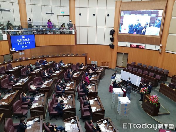 ▲▼桃園市第3屆市議員就職　正副議長「邱李配」邱奕勝第四次連任成功。（圖／記者楊淑媛翻攝）