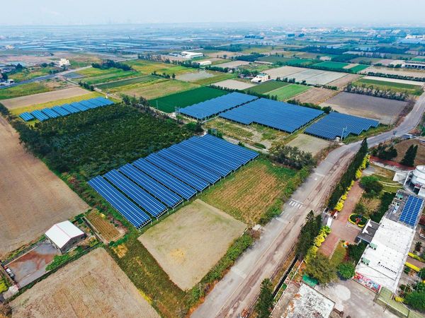 2016年台灣開始發展地面型太陽能，雲豹能源靠在日本習得的技術，成為全台灣首家成功在地層下陷區種電的公司。（雲豹能源提供）