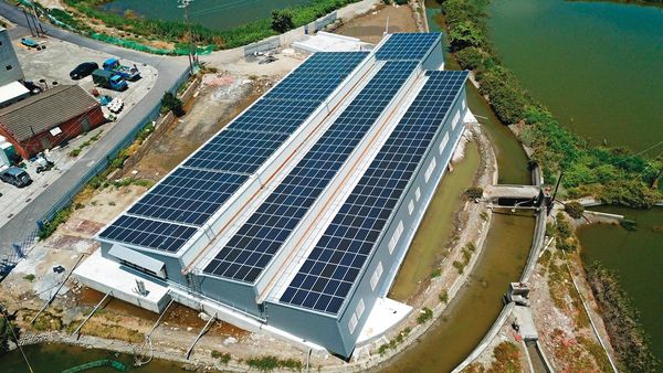2年前雲豹能源與台鹽綠能合作，導入AI人工智慧，在台南北門區打造漁電共生溫室大棚示範場域。（雲豹能源提供）