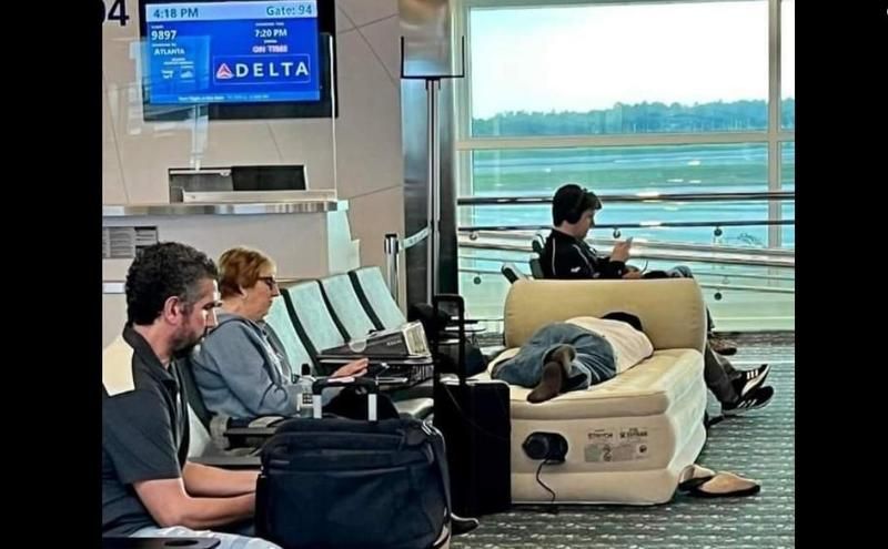 美國一名旅客在候機室竟公然睡在自備的充氣床墊上，誇張行徑引發兩派網友筆戰。（翻攝臉書粉絲專頁「I Heart Cabin Crew」）