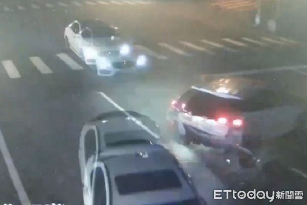 ▲麥姓女子駕車從路肩迴轉2車道，遭直行車追尾撞擊。（圖／中壢警分局提供）