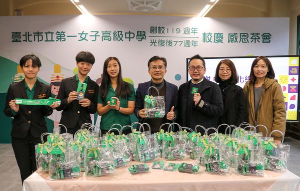 ▲▼北一女將赴美演出，文總特別致贈貼心小物打氣。（圖／文總提供）