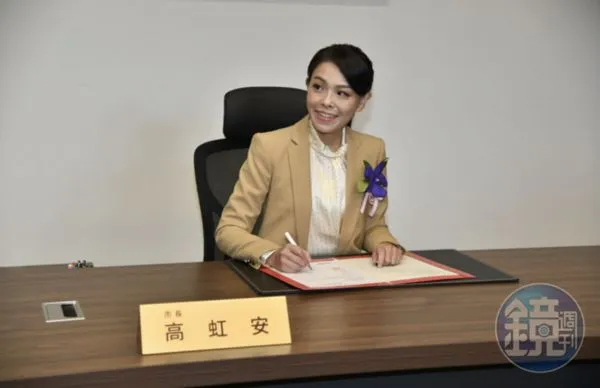 高虹安就職新竹市長，合影和簽發公文。
