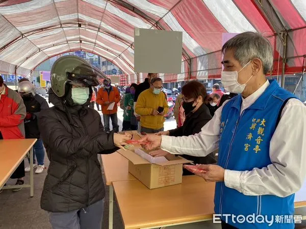 ▲台南市台疆祖廟大觀音亭暨祀典興濟宮，25日上午舉辦寒冬送暖愛心活動，針對安南區和安平區1100戶，發出90餘萬元，每戶贈送春節禮金800元。（圖／記者林悅翻攝，下同）