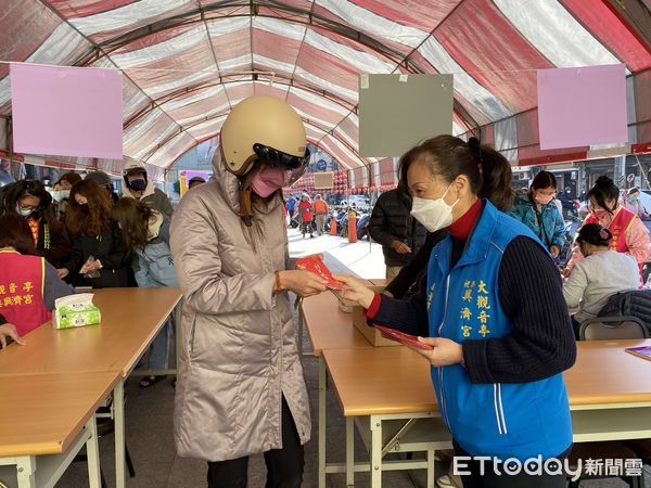 ▲台南市台疆祖廟大觀音亭暨祀典興濟宮，25日上午舉辦寒冬送暖愛心活動，針對安南區和安平區1100戶，發出90餘萬元，每戶贈送春節禮金800元。（圖／記者林悅翻攝，下同）