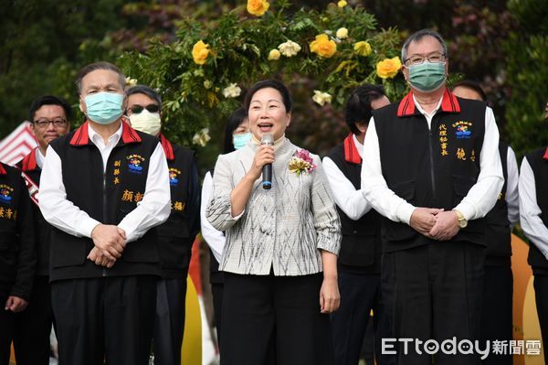 ▲▼徐榛蔚在衛福部副部長薛瑞元見證下，宣示就職第十九屆花蓮縣長並接過印信。（圖／花蓮縣政府提供，下同）