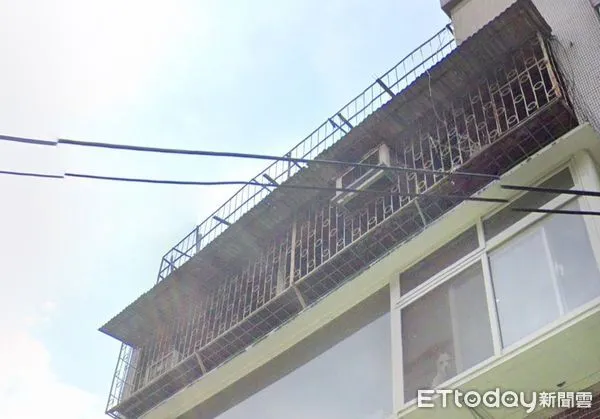 ▲▼陳姓老婦人陳屍在4樓公寓，警破門已成白骨             。（圖／記者陳以昇翻攝）