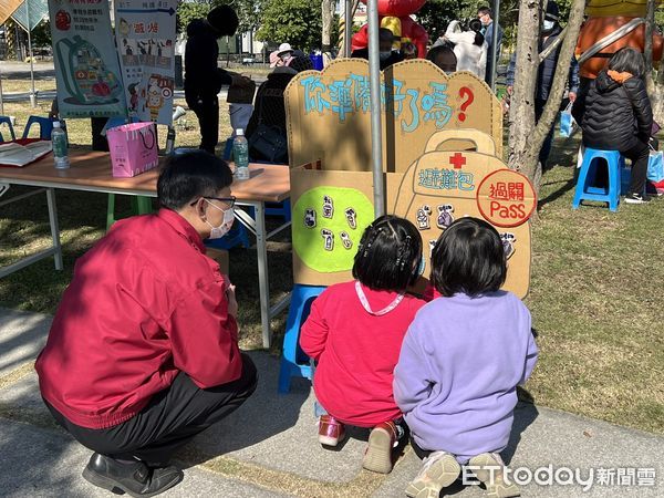 ▲慈濟台南善化聯絡處舉辦歲末祝福感恩會，台南市消防局第四大隊動員所屬分隊，100多位警、義消及婦宣，共同舉辦「防火防災人人有責」宣導活動，讓小大朋友體驗防災重要性。（圖／記者林悅翻攝，下同）