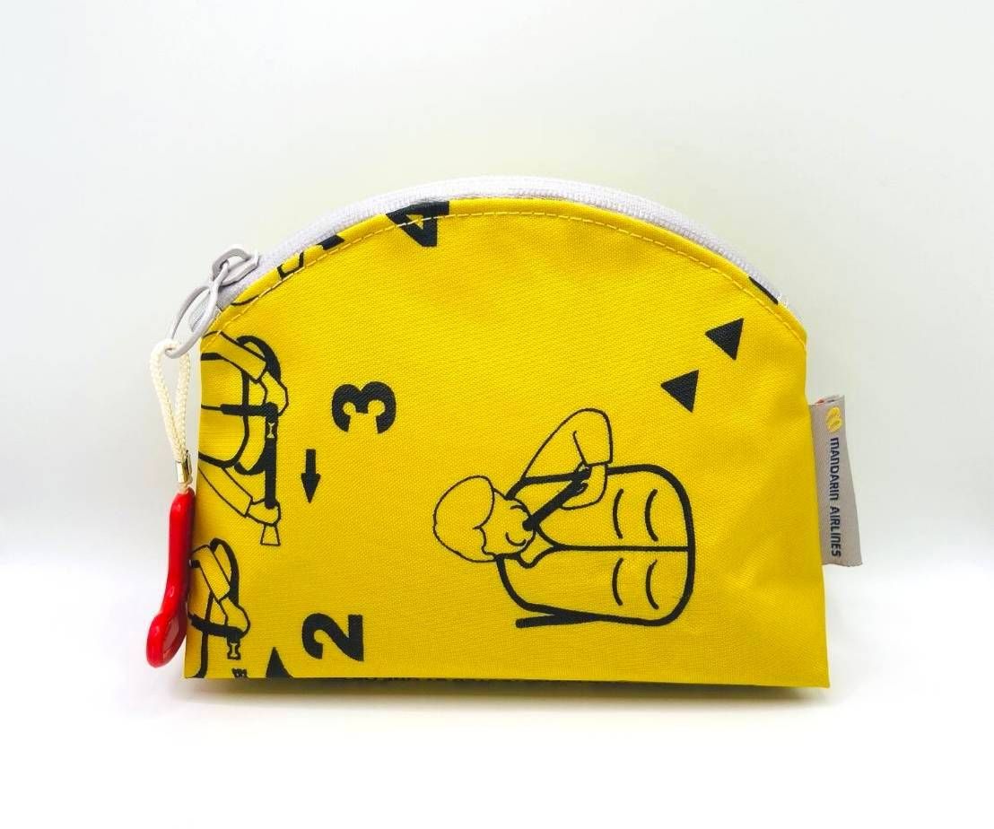 ▲▼華信航空以退役全新的救生衣為材料，將其打造成時尚隨身配件系列產品，自12月26日起正式推出。（圖／華信）