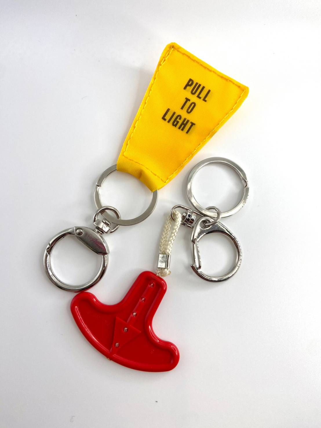 ▲▼華信航空以退役全新的救生衣為材料，將其打造成時尚隨身配件系列產品，自12月26日起正式推出。（圖／華信）