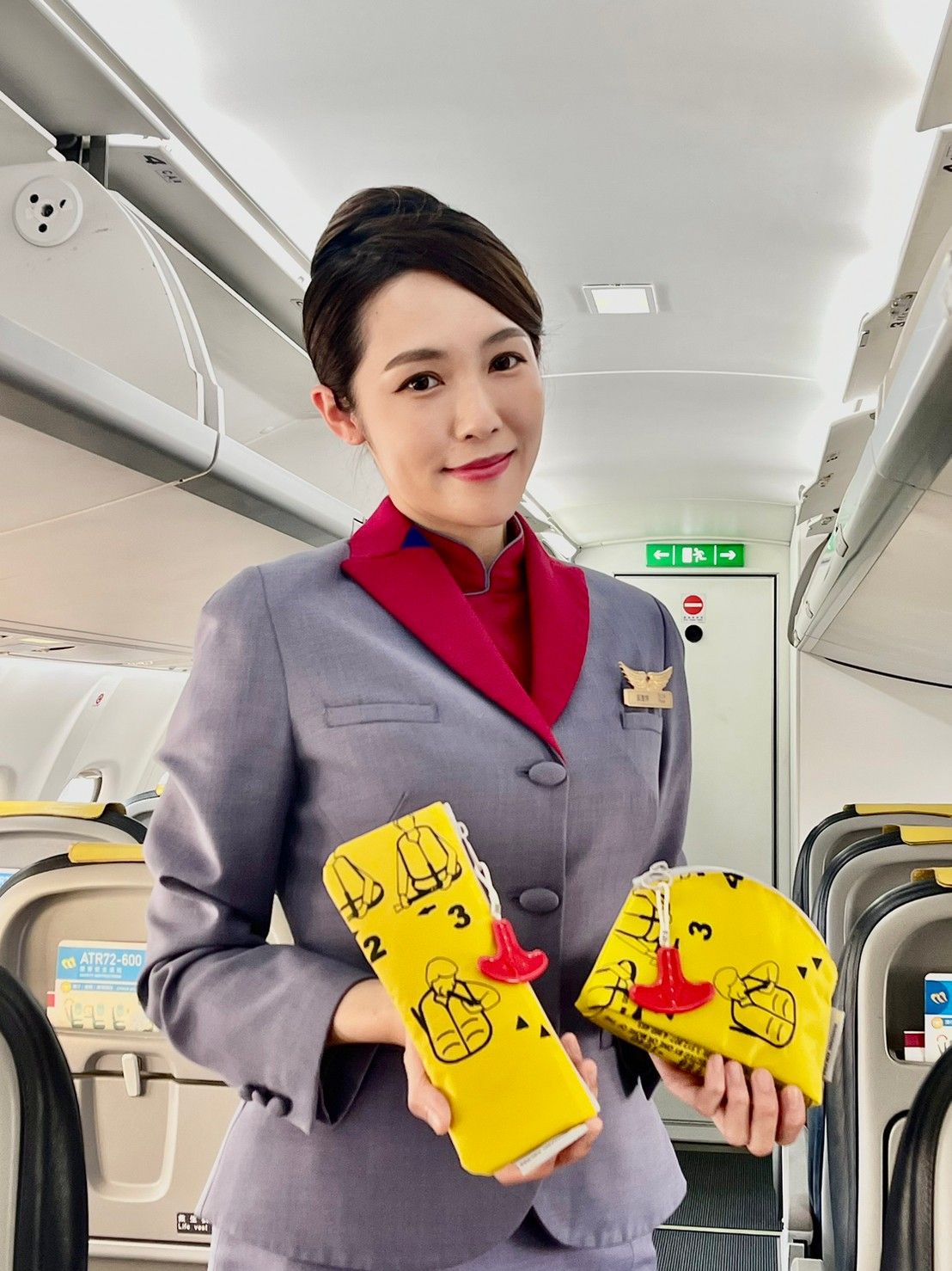 ▲▼華信航空以退役全新的救生衣為材料，將其打造成時尚隨身配件系列產品，自12月26日起正式推出。（圖／華信）