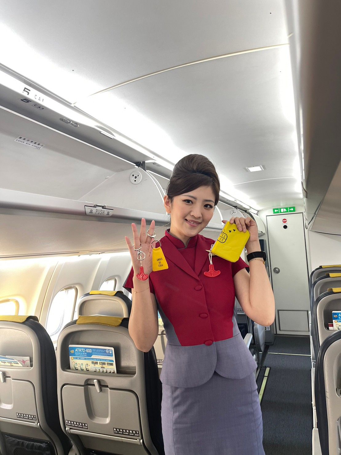 ▲▼華信航空以退役全新的救生衣為材料，將其打造成時尚隨身配件系列產品，自12月26日起正式推出。（圖／華信）