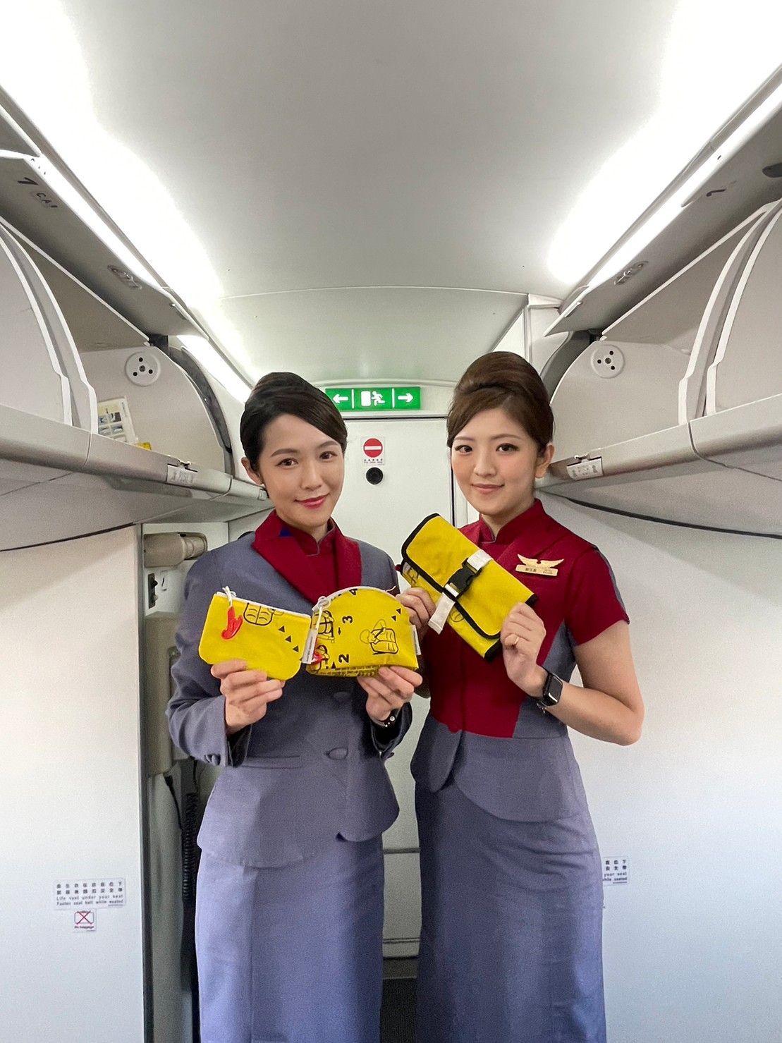 ▲▼華信航空以退役全新的救生衣為材料，將其打造成時尚隨身配件系列產品，自12月26日起正式推出。（圖／華信）