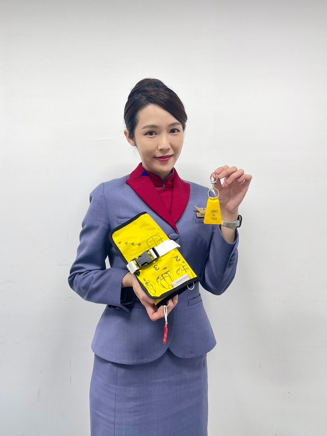 ▲▼華信航空以退役全新的救生衣為材料，將其打造成時尚隨身配件系列產品，自12月26日起正式推出。（圖／華信）