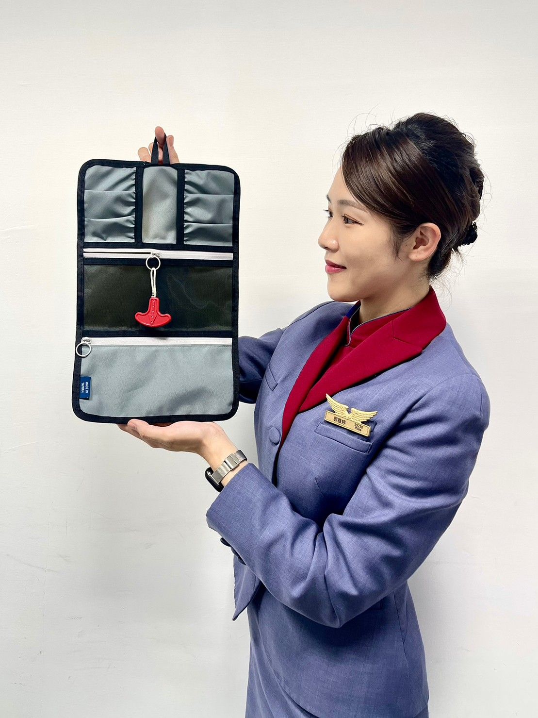 ▲▼華信航空以退役全新的救生衣為材料，將其打造成時尚隨身配件系列產品，自12月26日起正式推出。（圖／華信）