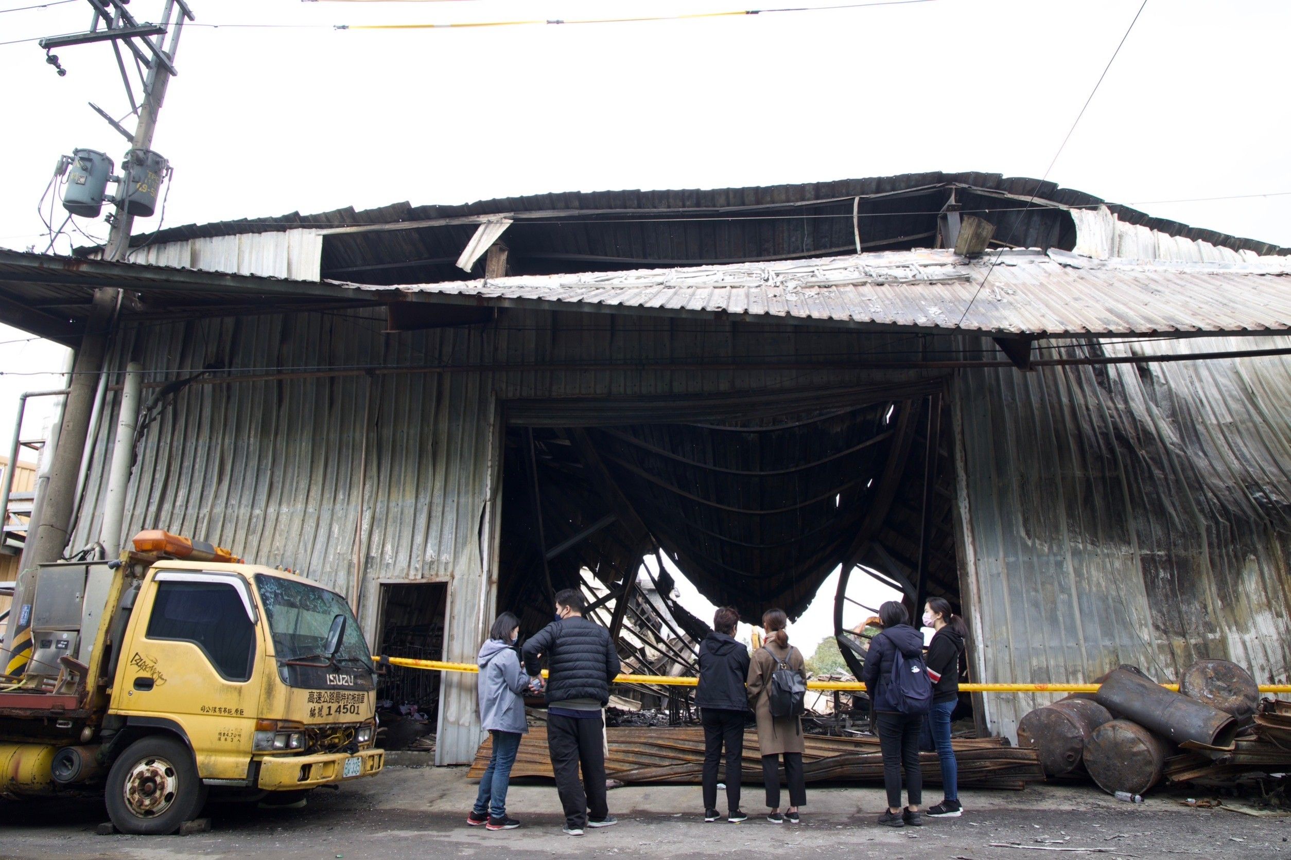▲▼朱宗慶打擊樂團位於八里的倉庫在昨晚發生火災，內部存放物品已燃燒殆盡。（圖／朱宗慶打擊樂團提供）