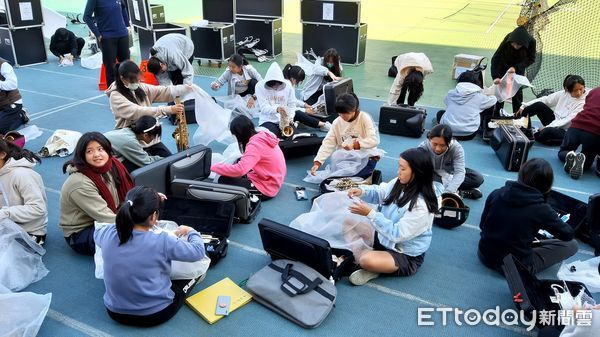 ▲北一女樂儀旗隊學生打包樂器，明將啟程赴美表演。（圖／北一女樂儀旗家長後援會提供）