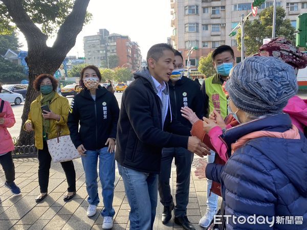 ▲▼吳怡農今天上午由黨籍市議員顏若芳、趙怡翔、陳賢蔚等人陪同，前往榮星花園附近站路口。。（圖／記者黃國霖攝）