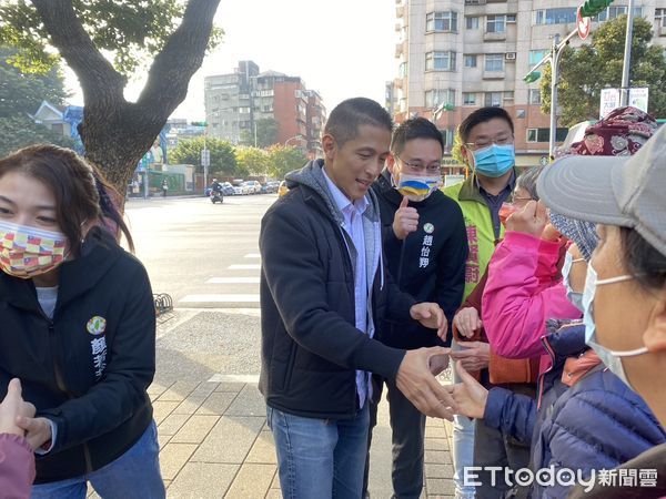 ▲▼吳怡農今天上午由黨籍市議員顏若芳、趙怡翔、陳賢蔚等人陪同，前往榮星花園附近站路口。。（圖／記者黃國霖攝）